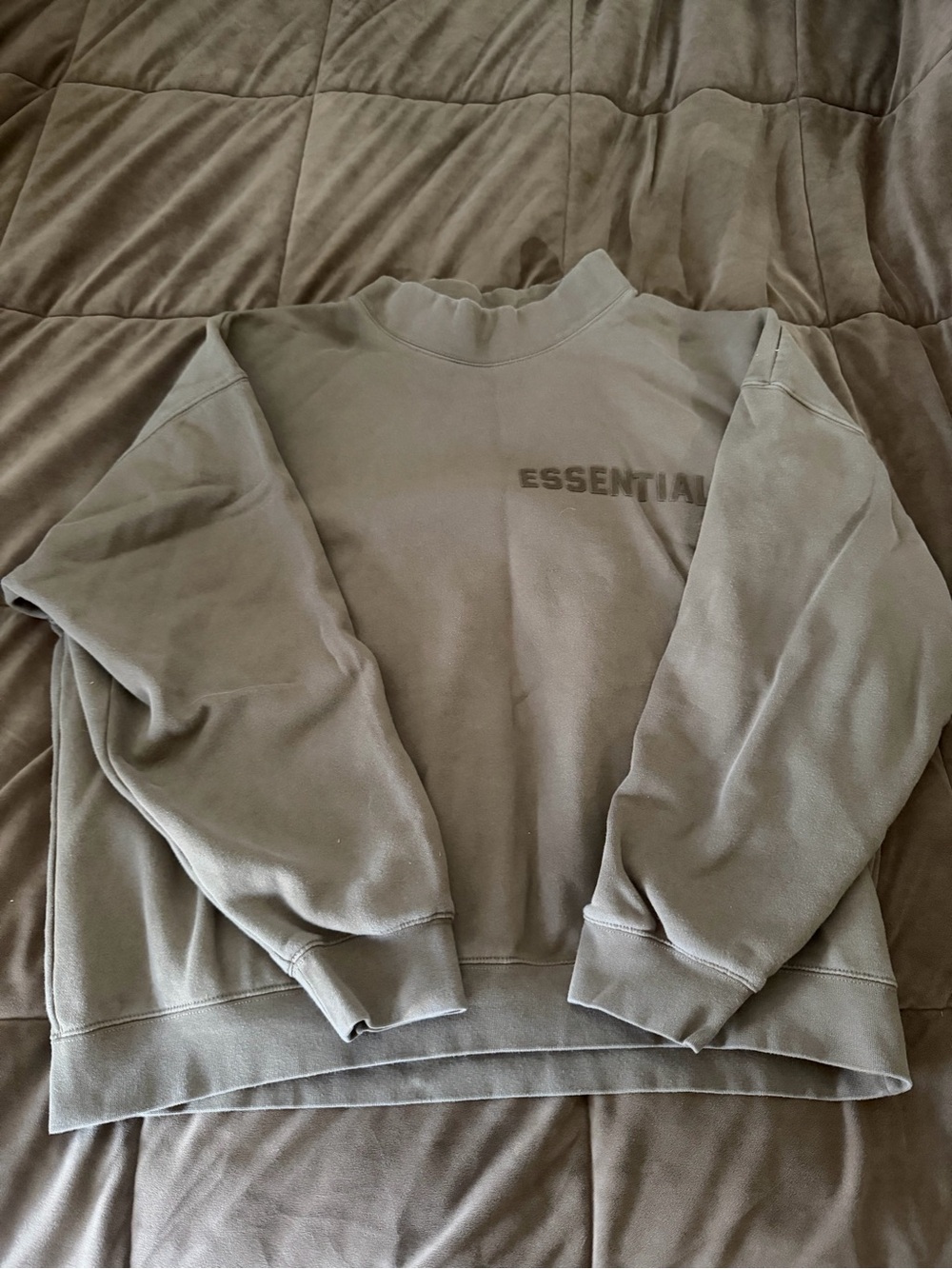 ESSENTIALS Crewneck Sweatshirt in Olive Green ( wood )